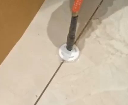 额敏瓷砖空鼓维修公司专业解答瓷砖在铺贴过程中，如果没有涂抹均匀到位的粘结材料（如水泥砂浆或瓷砖胶），可能会导致以下问题