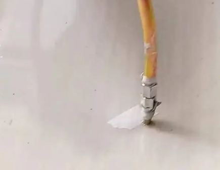 额敏瓷砖空鼓维修公司专业解答在瓷砖铺贴过程中，如果使用的砂料过粗（如全部使用了粗砂），可能会导致以下问题