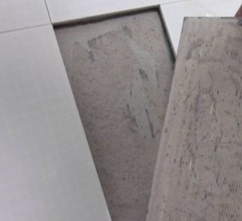 额敏瓷砖空鼓维修公司分享瓷砖铺贴时如果打浆（即涂抹在瓷砖背面和基层上的砂浆或瓷砖胶）过少，会带来以下问题
